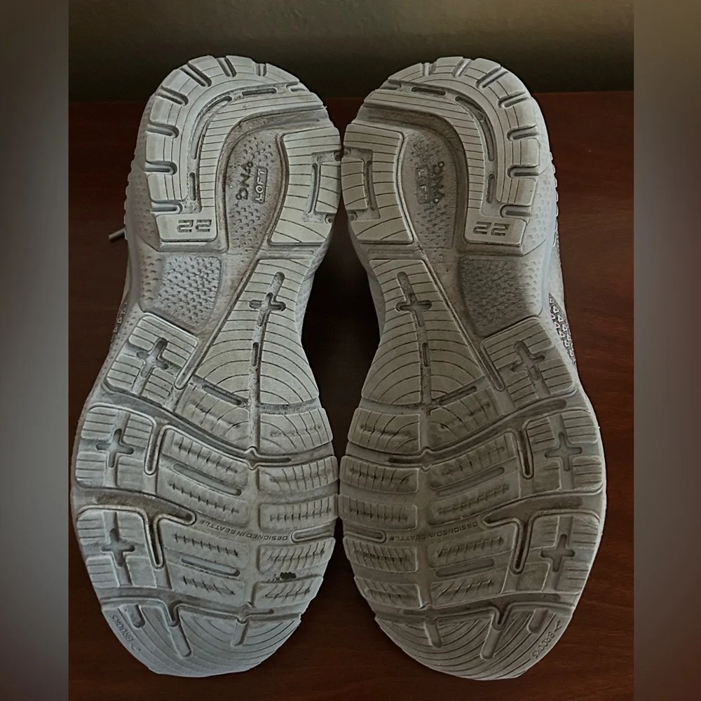 Brooks Women's Adrenaline GTS 22 Running Shoes, Kentucky Blue/White/Rose 8.5 - Picture 4 of 10